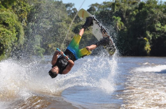  macht eine Drehung in der Luft und übt Wakeboarden 